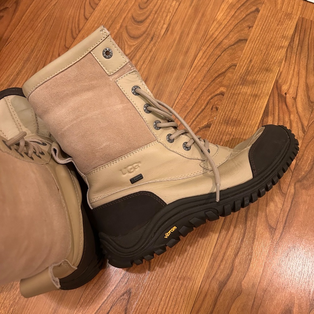 Ugg Women's Adirondack Snow Boot, Size 8, cream and black, insulated and line - Picture 7 of 11